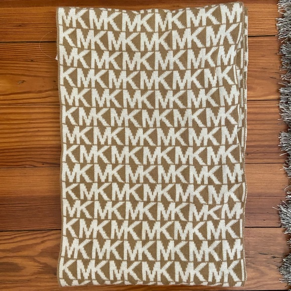 Reversible Michael Kors Scarf - Picture 10 of 11